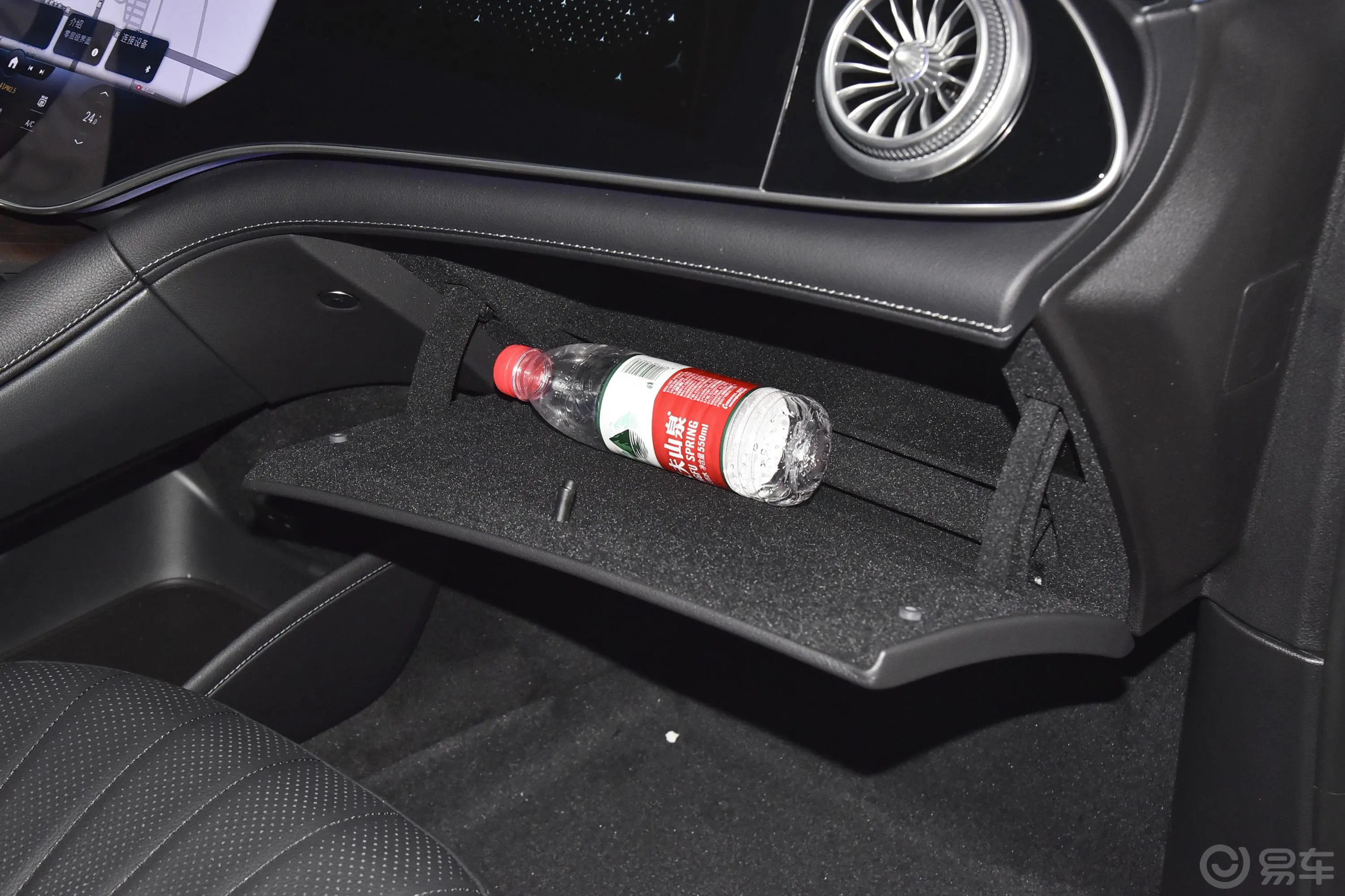 奔驰EQS SUV450 4MATIC 先锋版手套箱空间水瓶横置