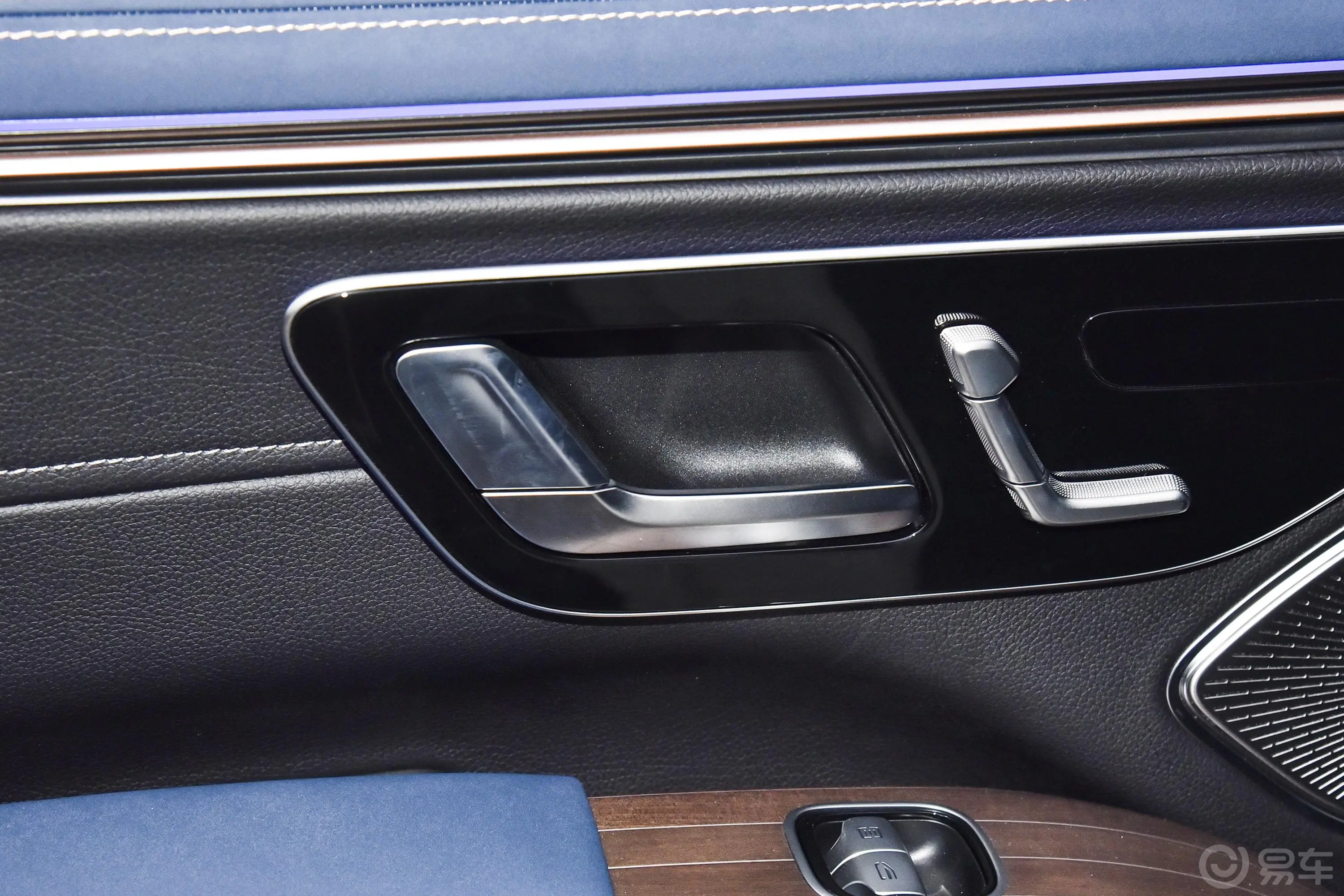 奔驰EQS SUV450 4MATIC 先锋版后排功能