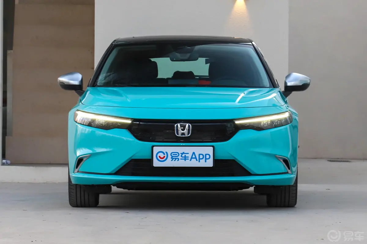 型格HATCHBACK e:HEV 2.0L 锐·豪华版正前水平