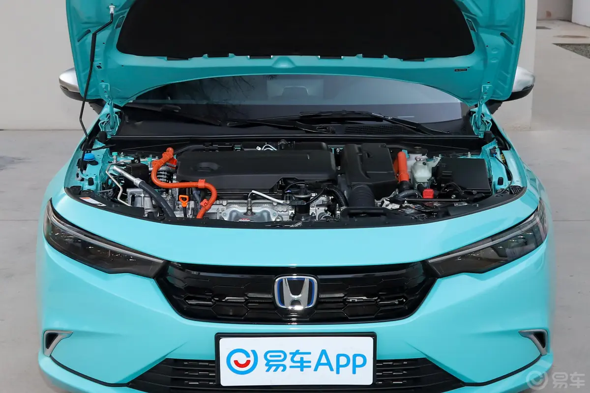 型格HATCHBACK e:HEV 2.0L 锐·豪华版发动机舱整体