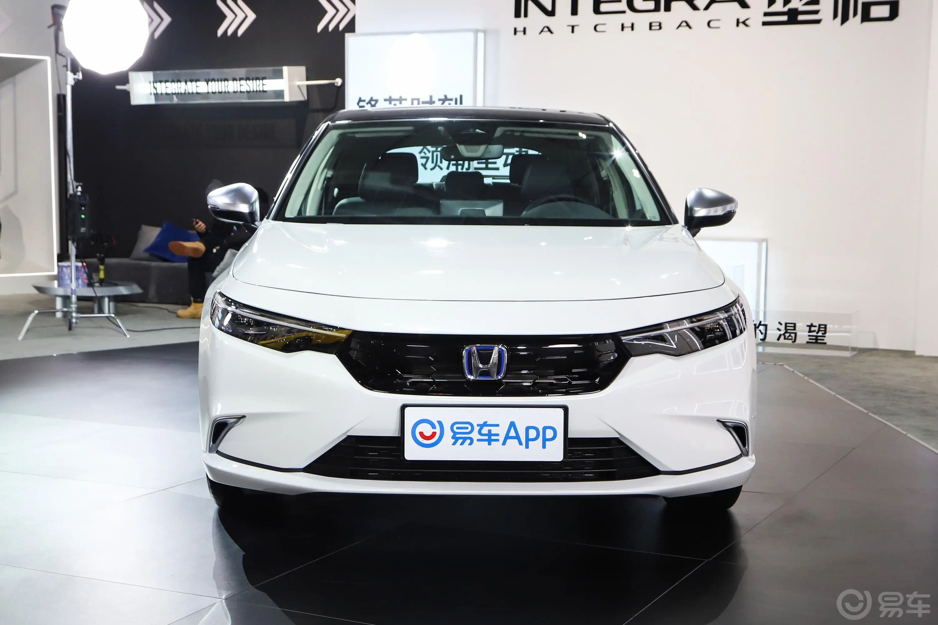 型格HATCHBACK e:HEV 2.0L 锐·豪华版正前水平