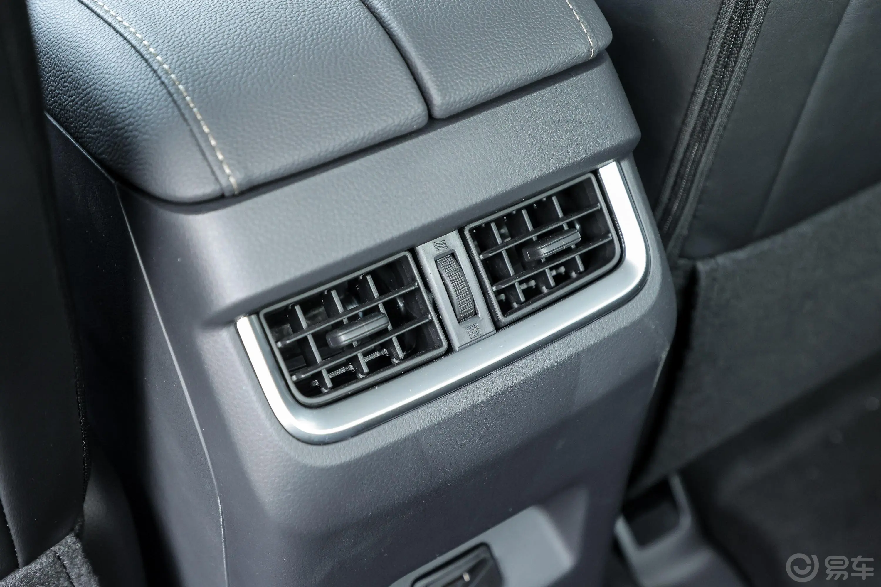 铃拓2.0T 自动 两驱 领尚版 汽油后排空调控制键