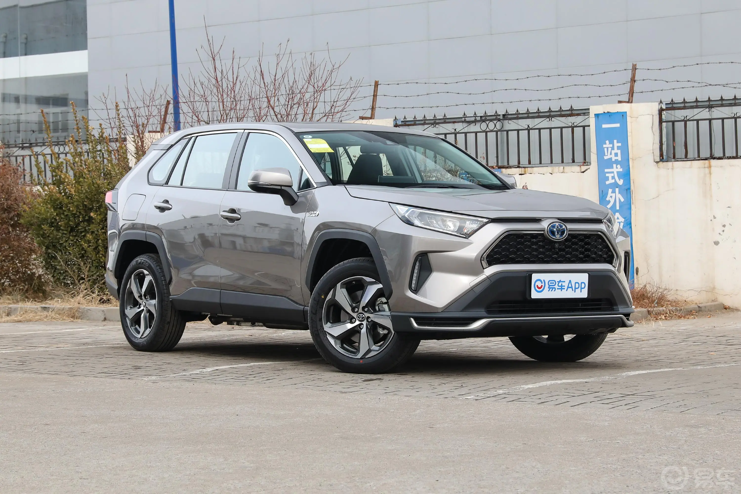 RAV4荣放 双擎E+2.5L 两驱精英Pro侧前45度车头向右水平