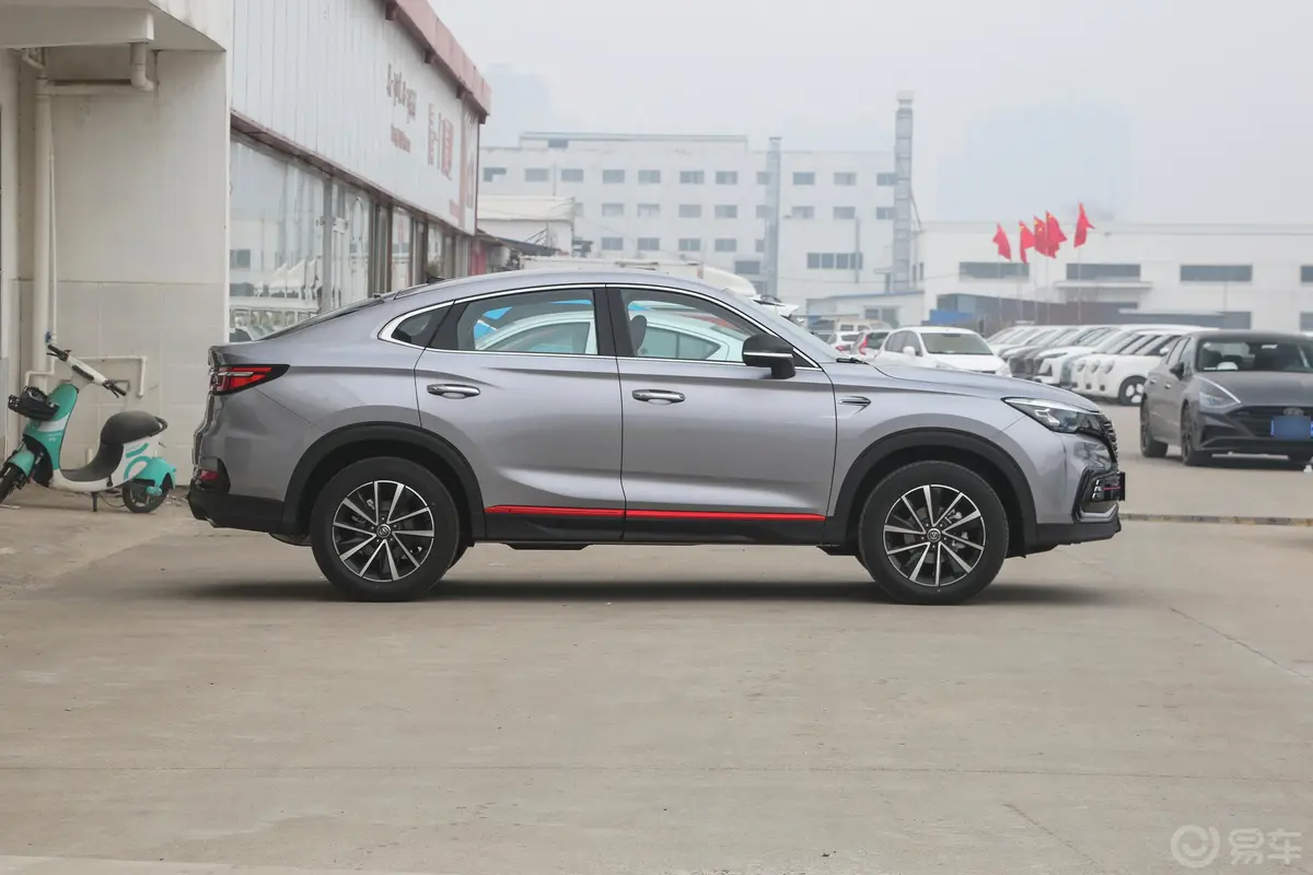 长安CS85COUPE1.5T 双离合精英型正侧车头向右水平