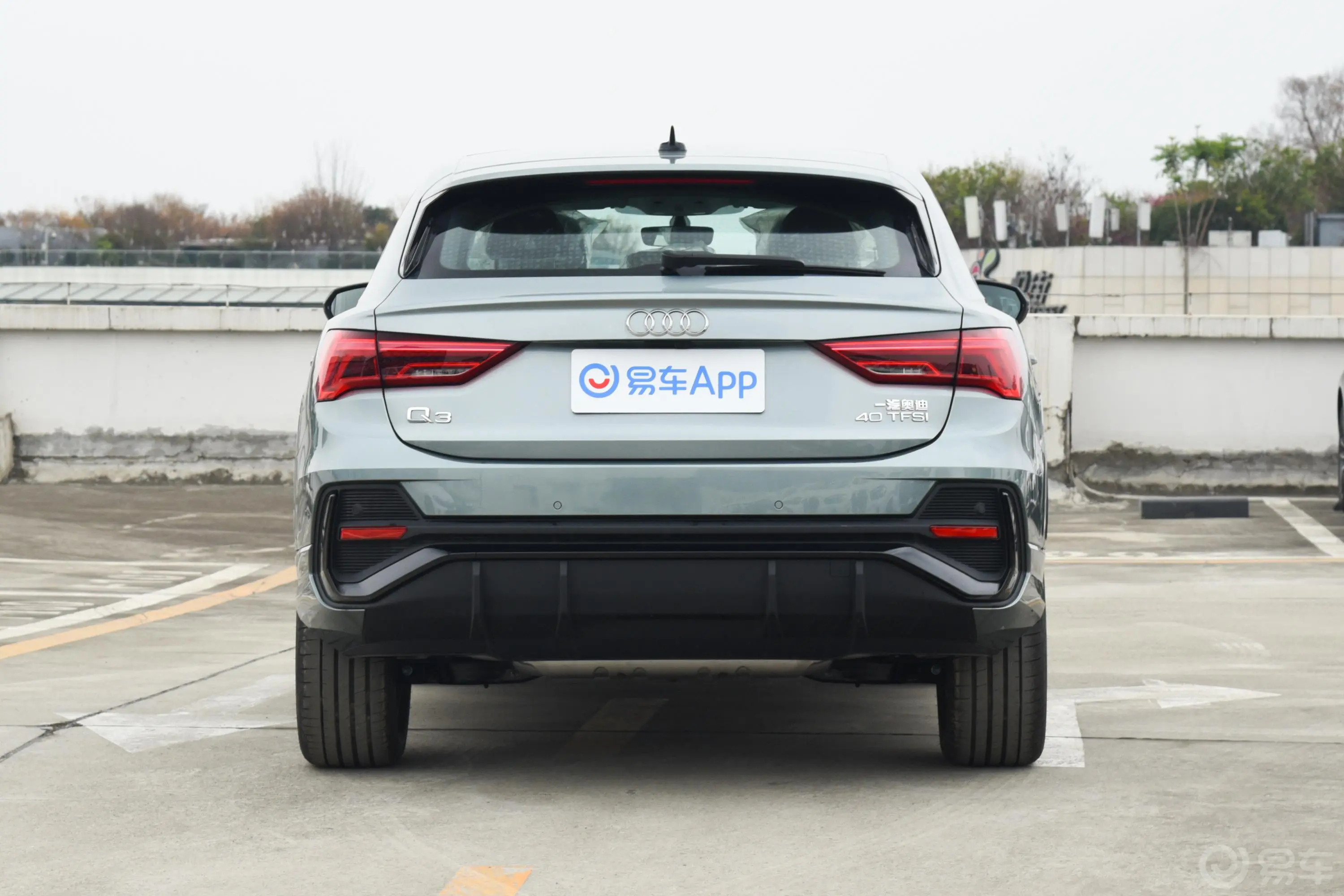 奥迪Q3 Sportback40 TFSI 时尚型正后水平