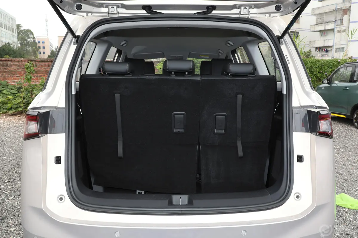 五菱佳辰1.5L 手动轻享舒适型后备厢空间特写