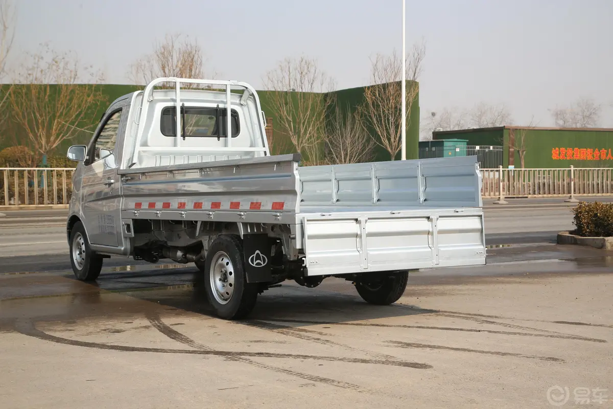 长安星卡1.5L 单排3.06米载货汽车舒适型后备厢开启45度侧拍