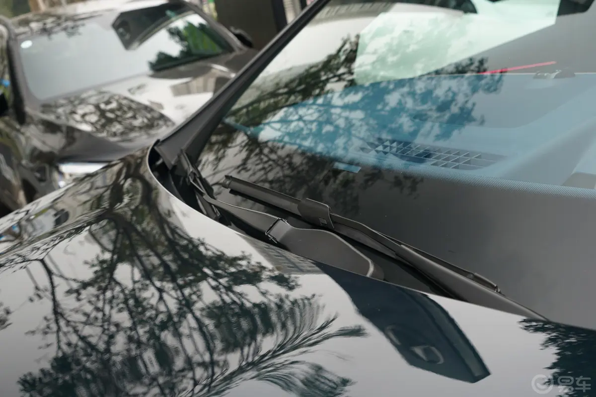 奔驰EQS SUV450 4MATIC 豪华版雨刷器