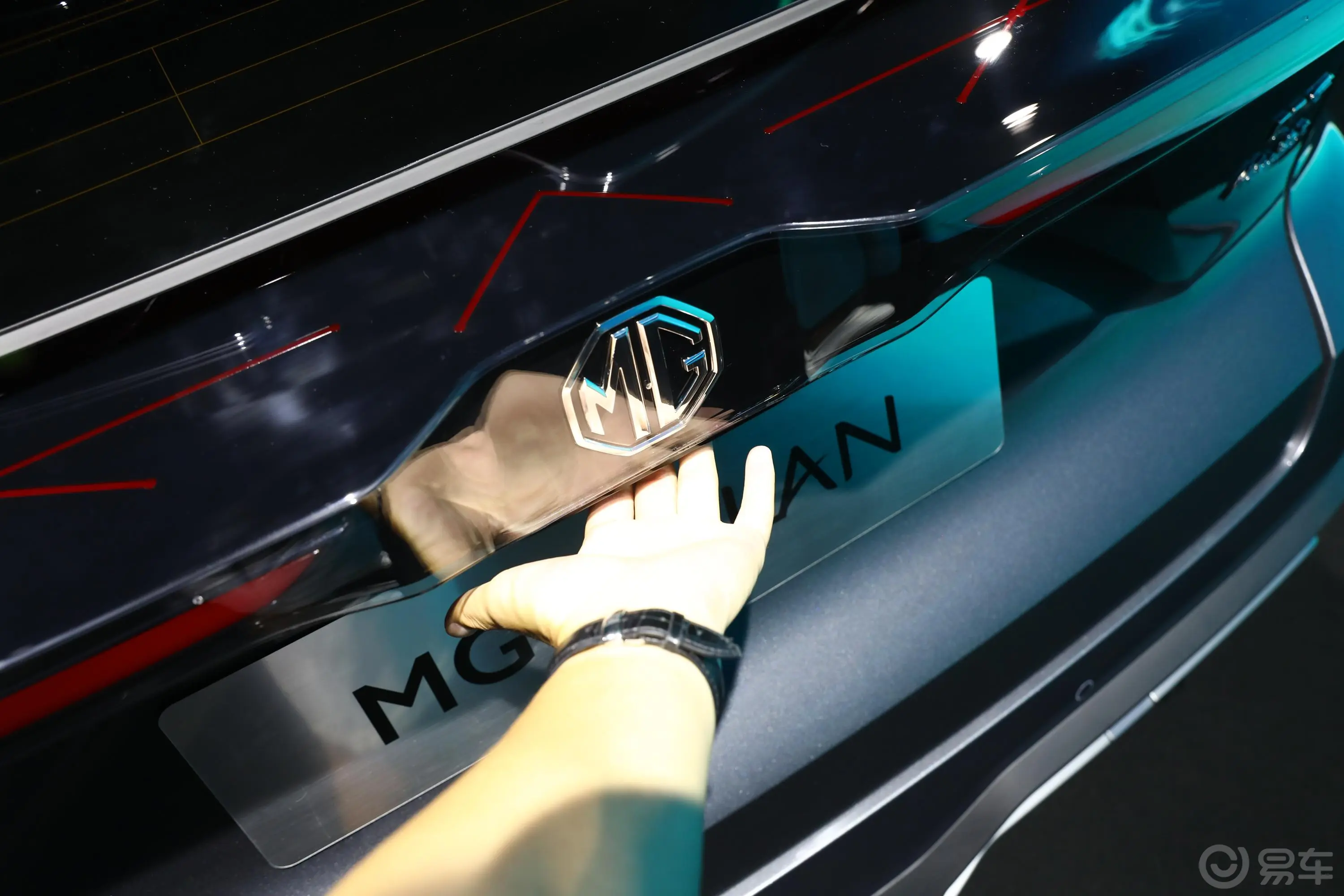 MG4 EV460km 四驱性能版电动尾门按键（手动扶手）