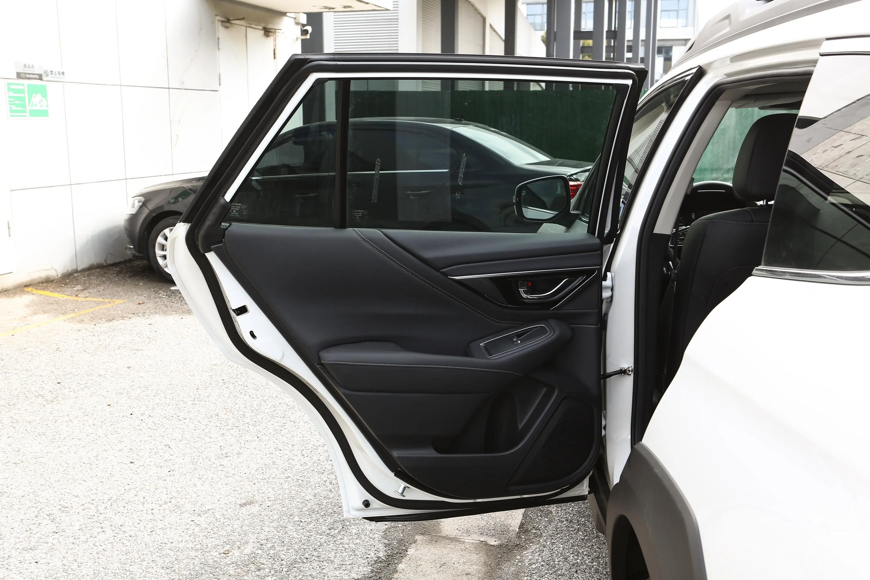 傲虎2.5i AWD运动版EyeSight驾驶员侧后车门