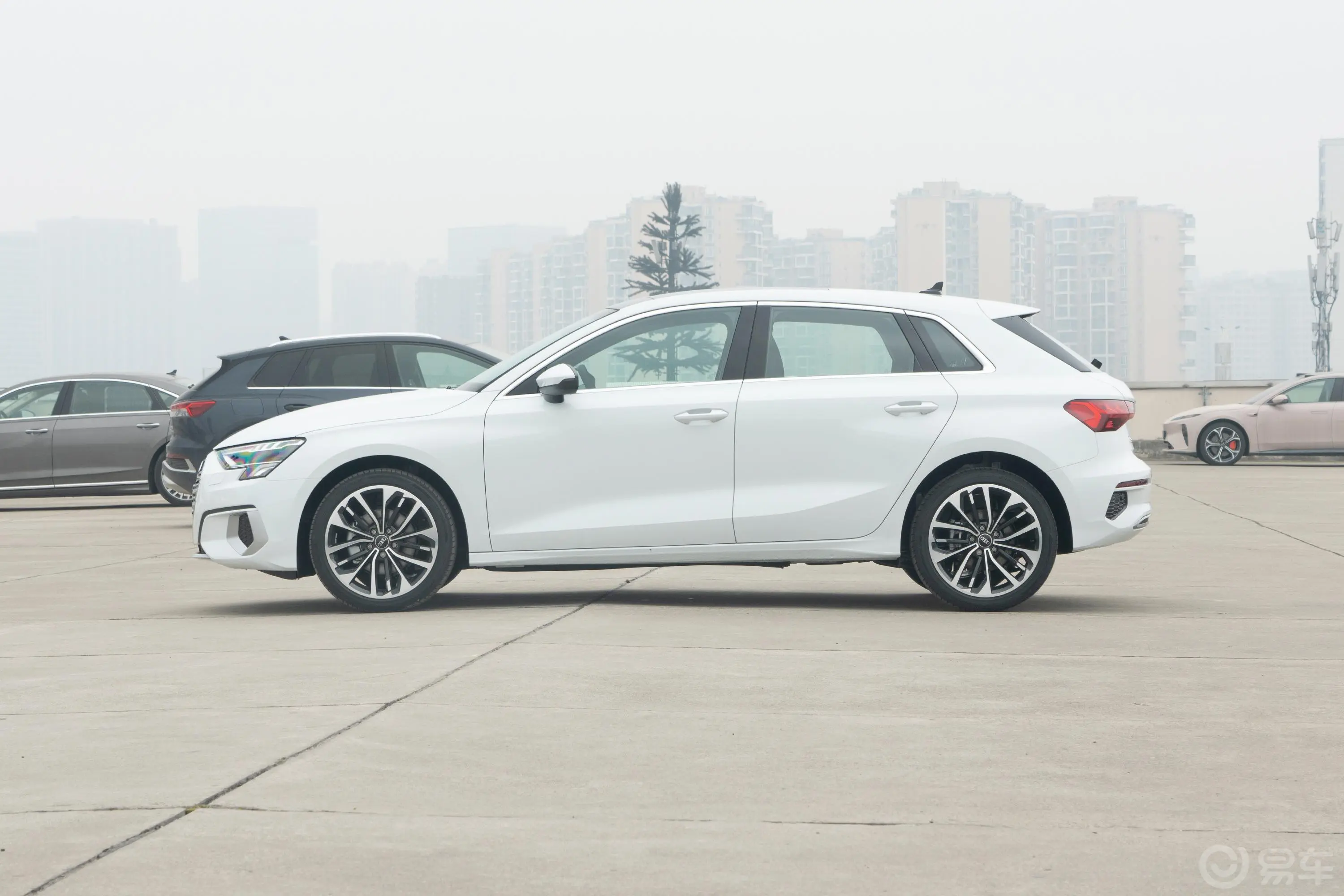 奥迪A3Sportback 35 TFSI 豪华致雅型正侧车头向左水平