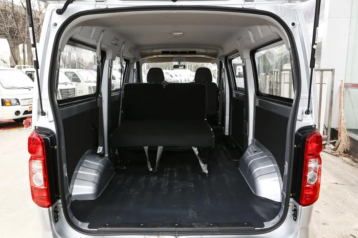 睿行M601.5L 客车舒适型后备厢空间特写