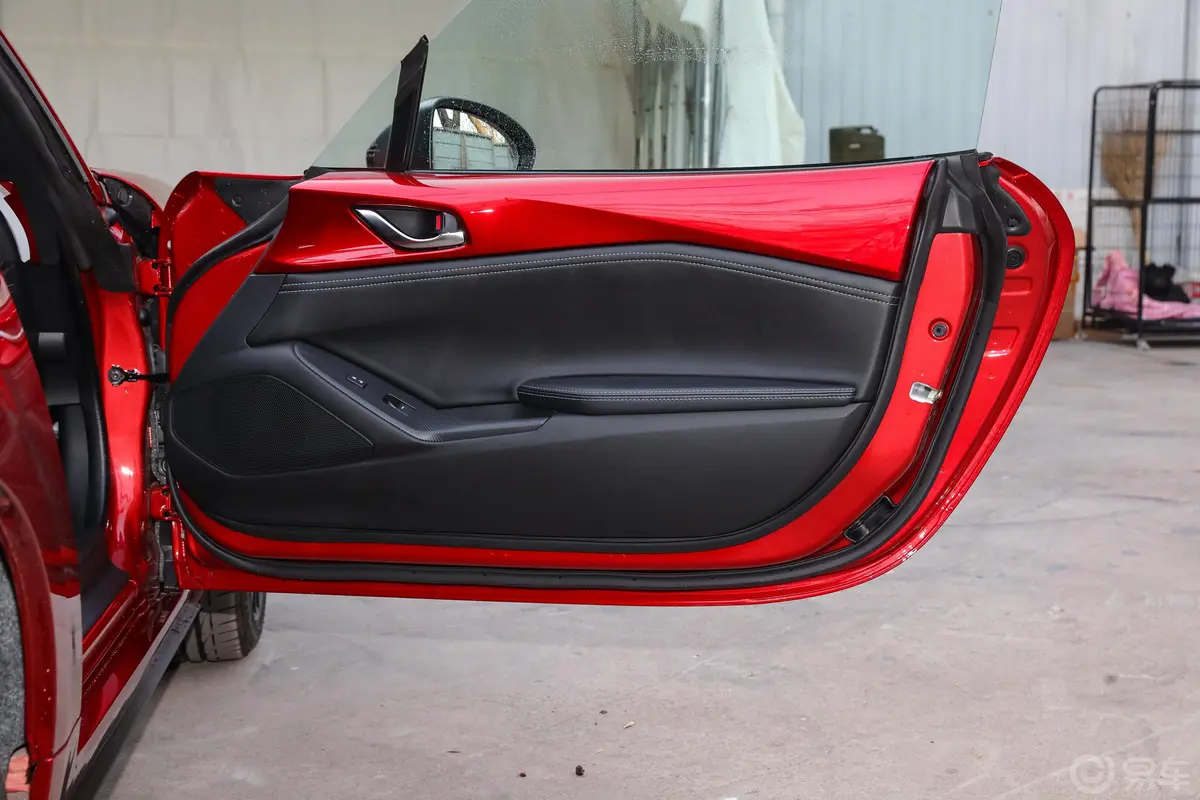 马自达MX-5Miata RF 硬顶敞篷车 顶配版副驾驶位