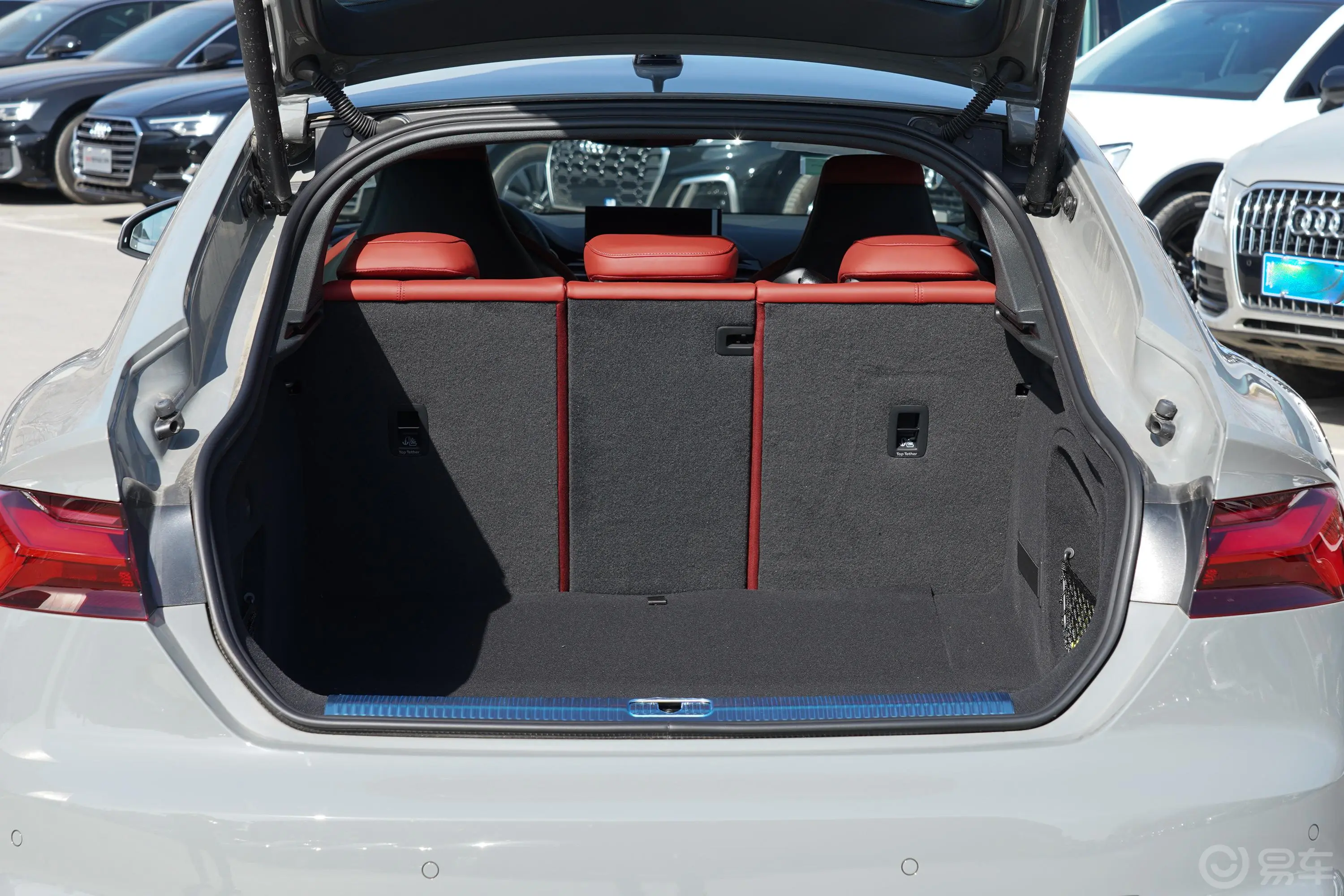 奥迪S53.0T Sportback后备厢空间特写