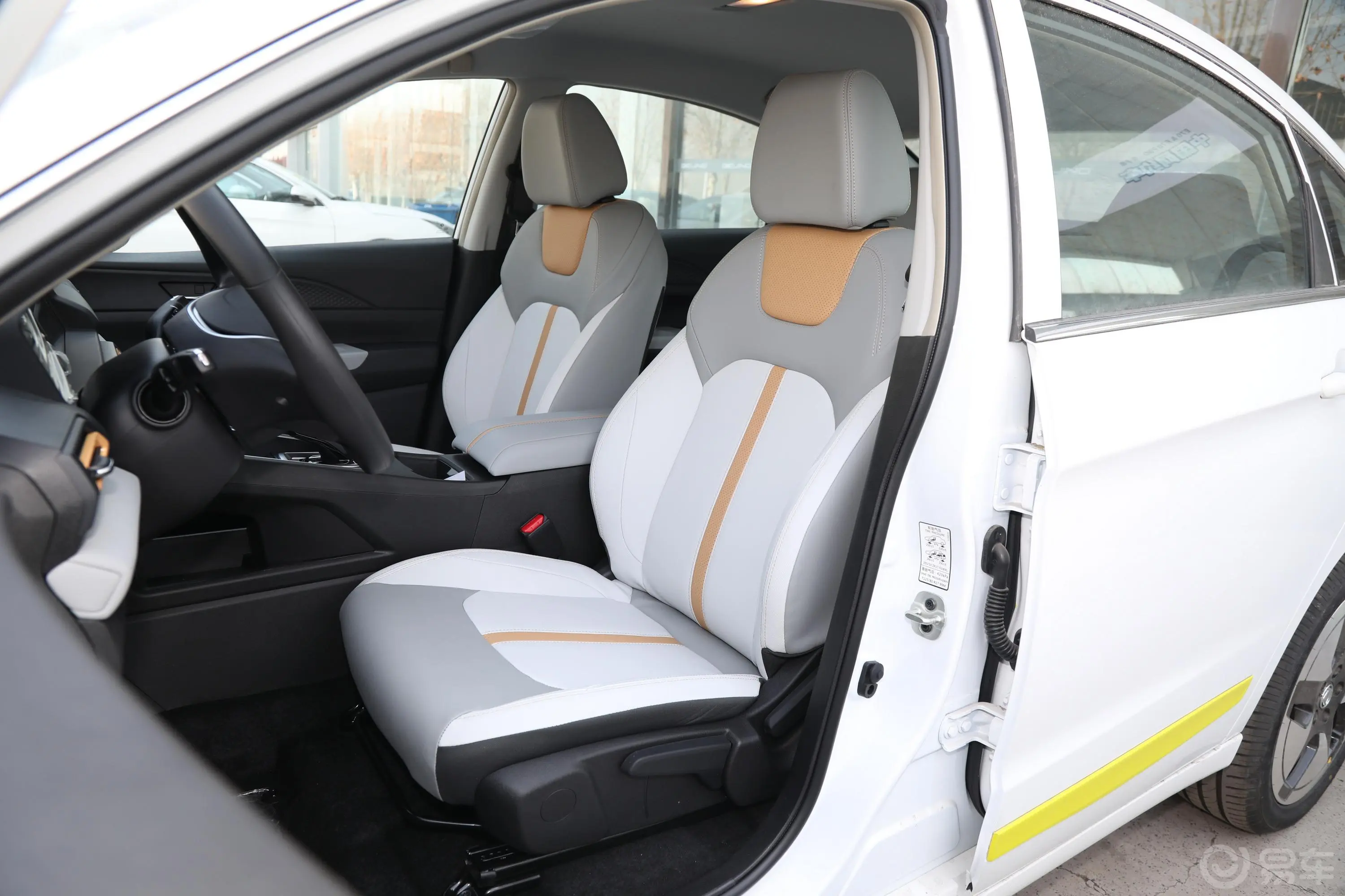 风神E70改款 Pro 401km 畅行版 三元锂驾驶员座椅