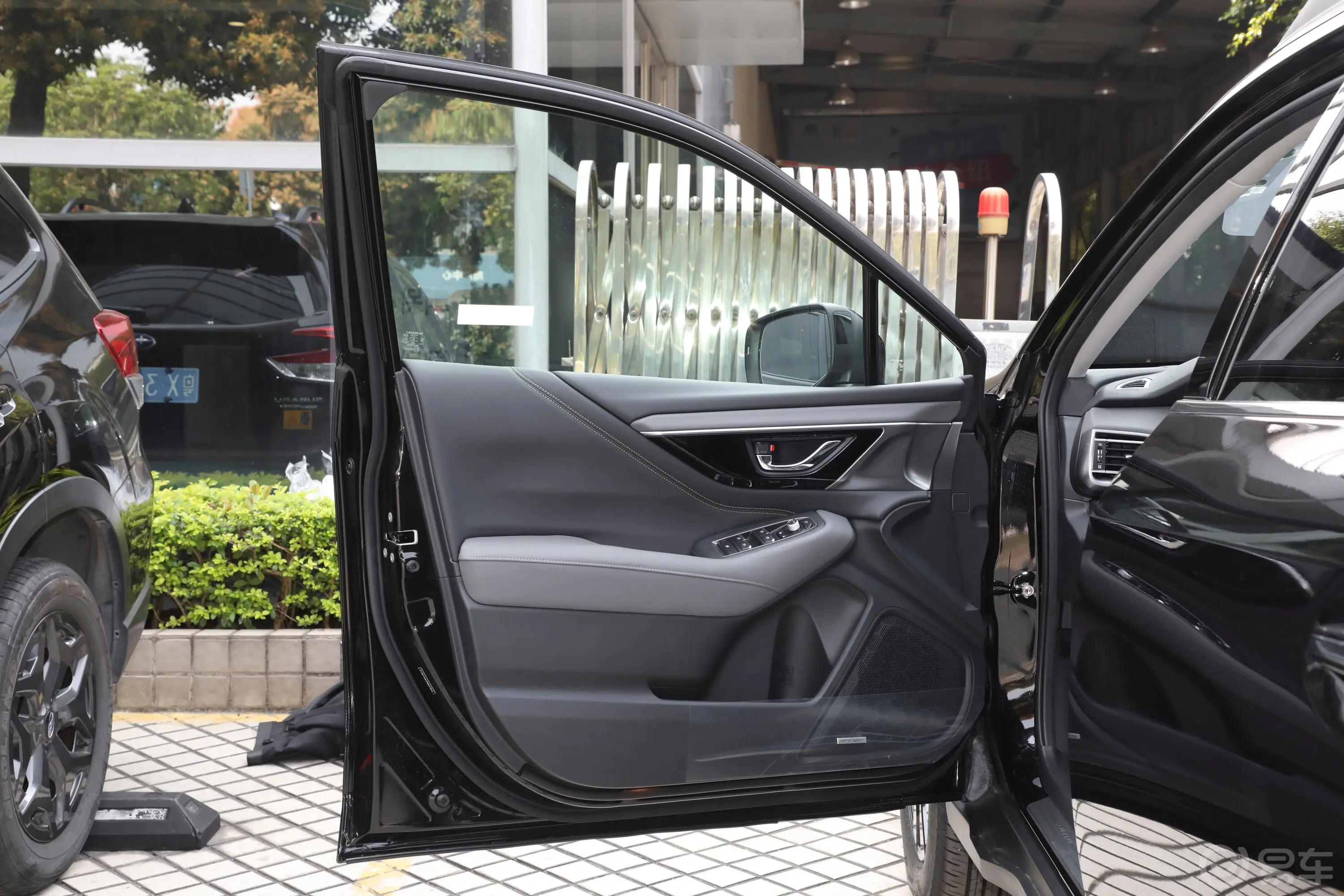 傲虎2.5i AWD探享版EyeSight驾驶员侧前车门