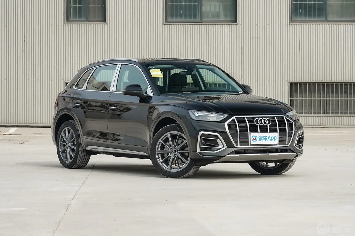 奥迪Q5L40 TFSI 豪华致雅型车辆信息铭牌