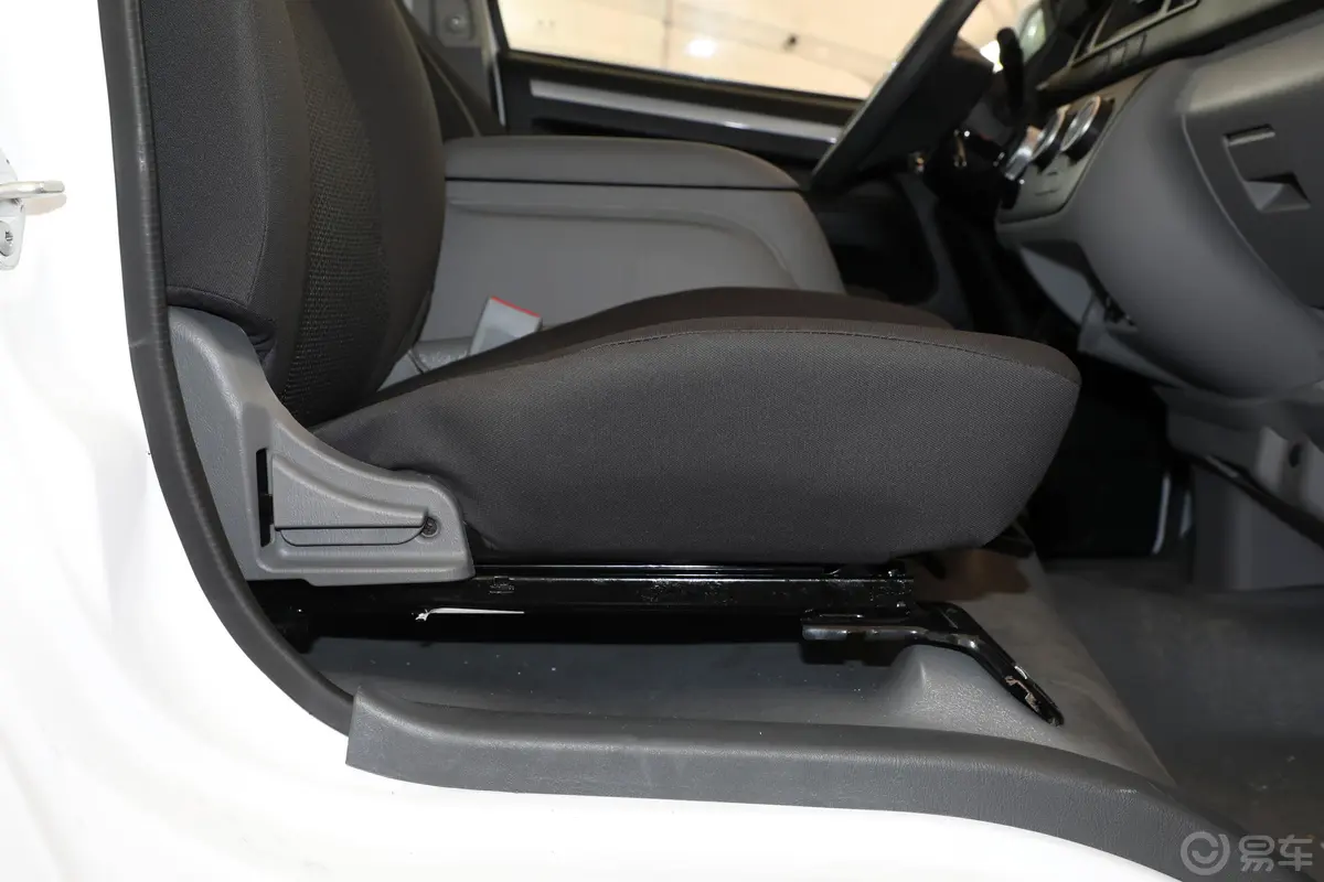 瑞驰新能源ED75242km 标准版副驾座椅调节