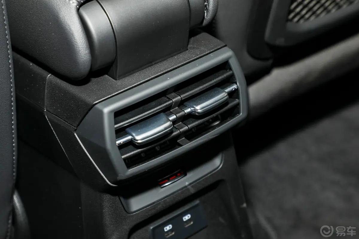 奥迪A3A3L Limousine 35 TFSI 豪华运动型后排空调控制键