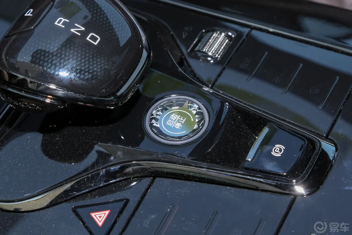 汉EV 冠军版 715km 前驱尊荣型钥匙孔或一键启动按键