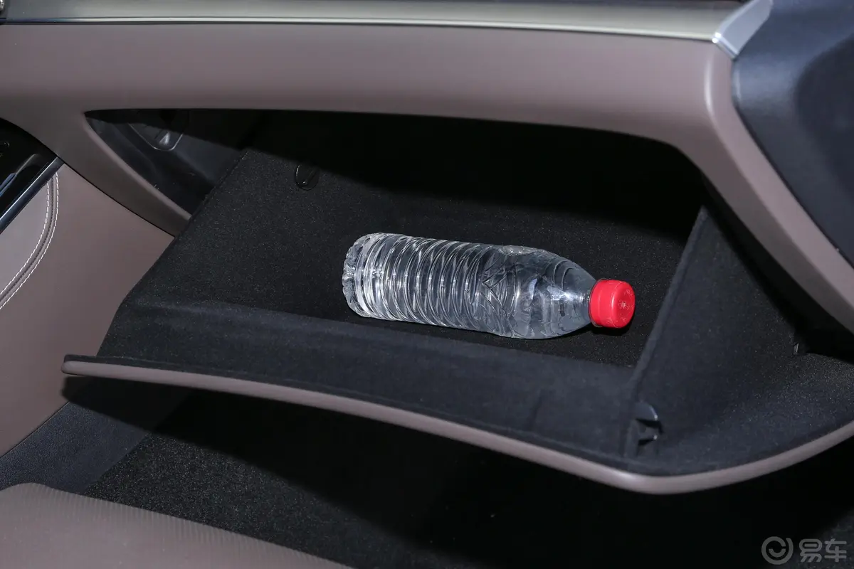 汉EV 冠军版 715km 前驱尊荣型手套箱空间水瓶横置