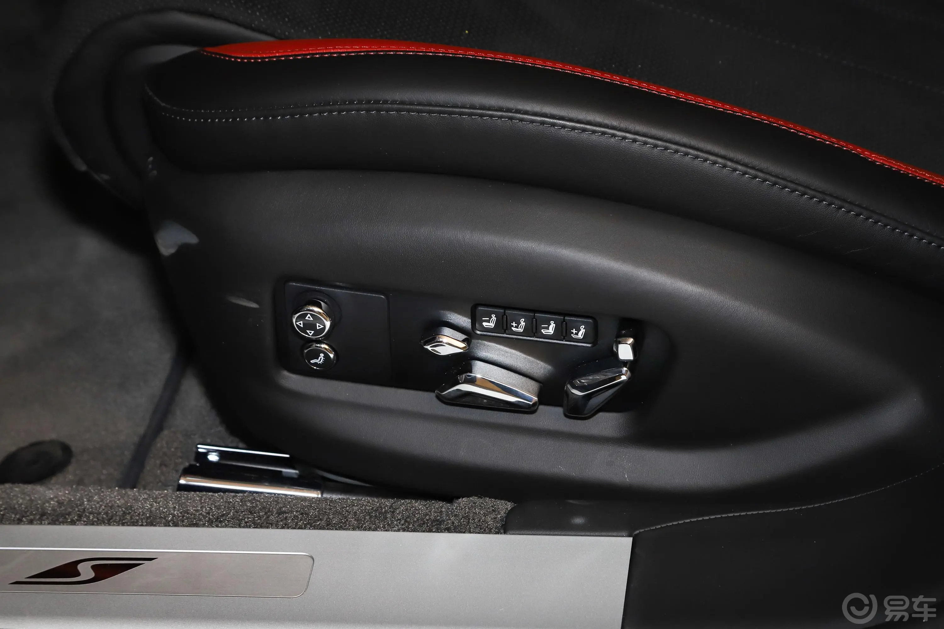 飞驰4.0T V8 S主驾座椅调节