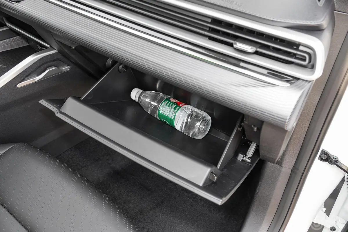 帝豪第4代 1.5L CVT亚运版手套箱空间水瓶横置