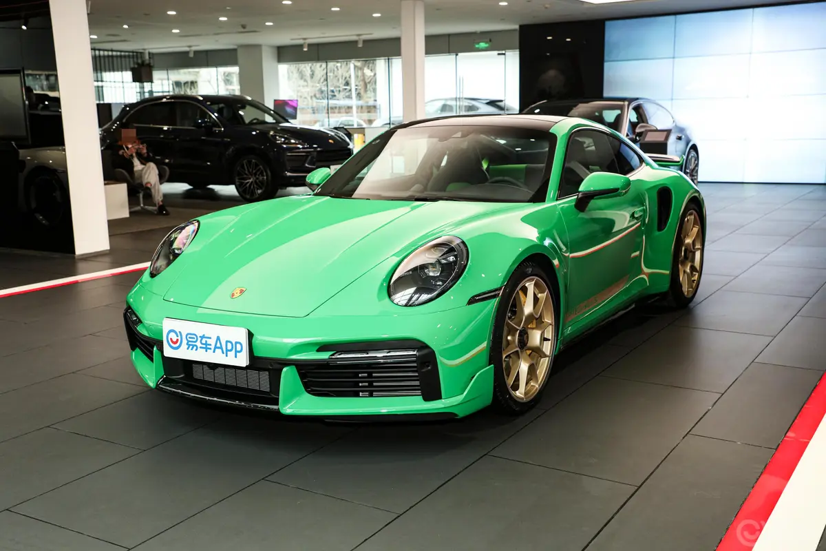 保时捷911Turbo S 3.7T侧前45度车头向左水平