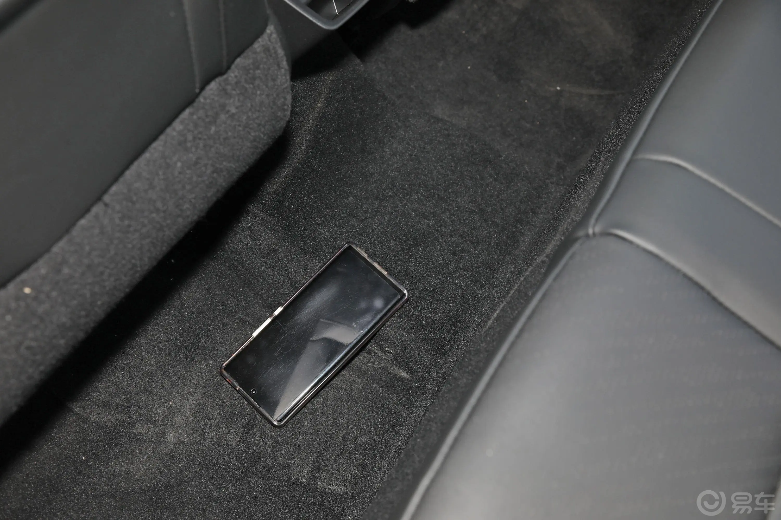 帝豪第4代 1.5L 手动亚运版后排地板中间位置