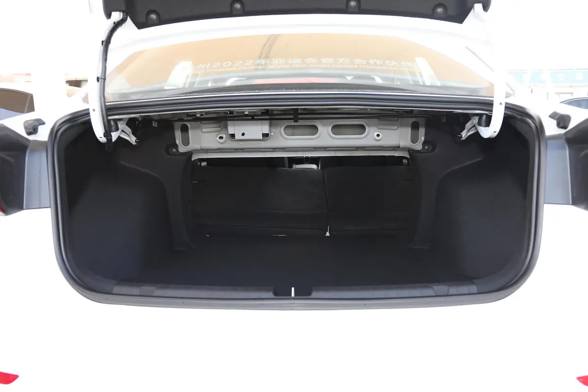 帝豪第4代 1.5L 手动亚运版后备厢