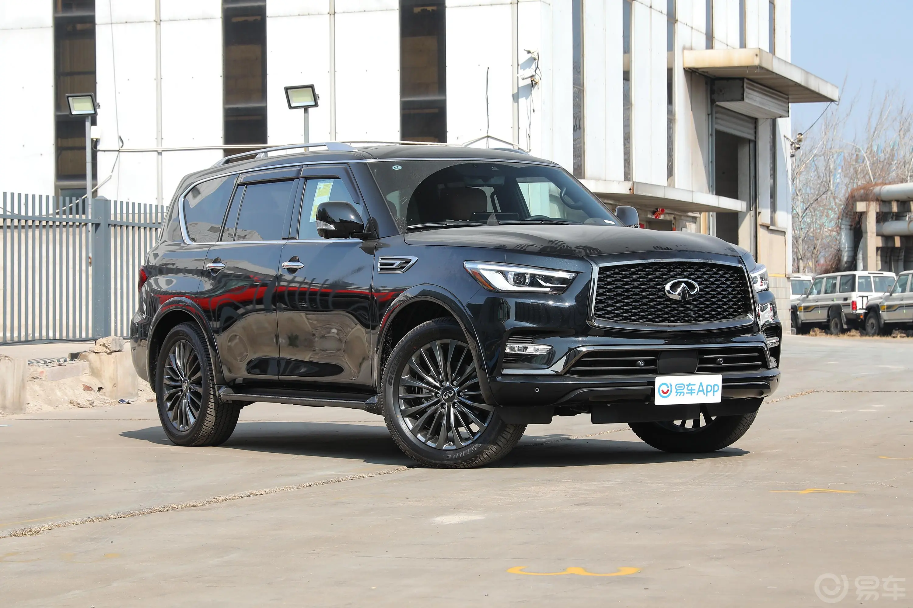 英菲尼迪QX805.6L 四驱Pro顶配版侧前45度车头向右水平