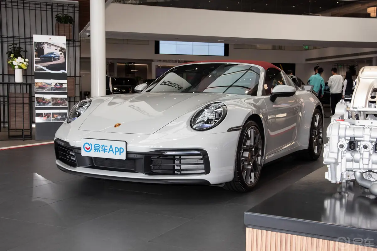 保时捷911Targa 4 3.0T侧前45度车头向左水平