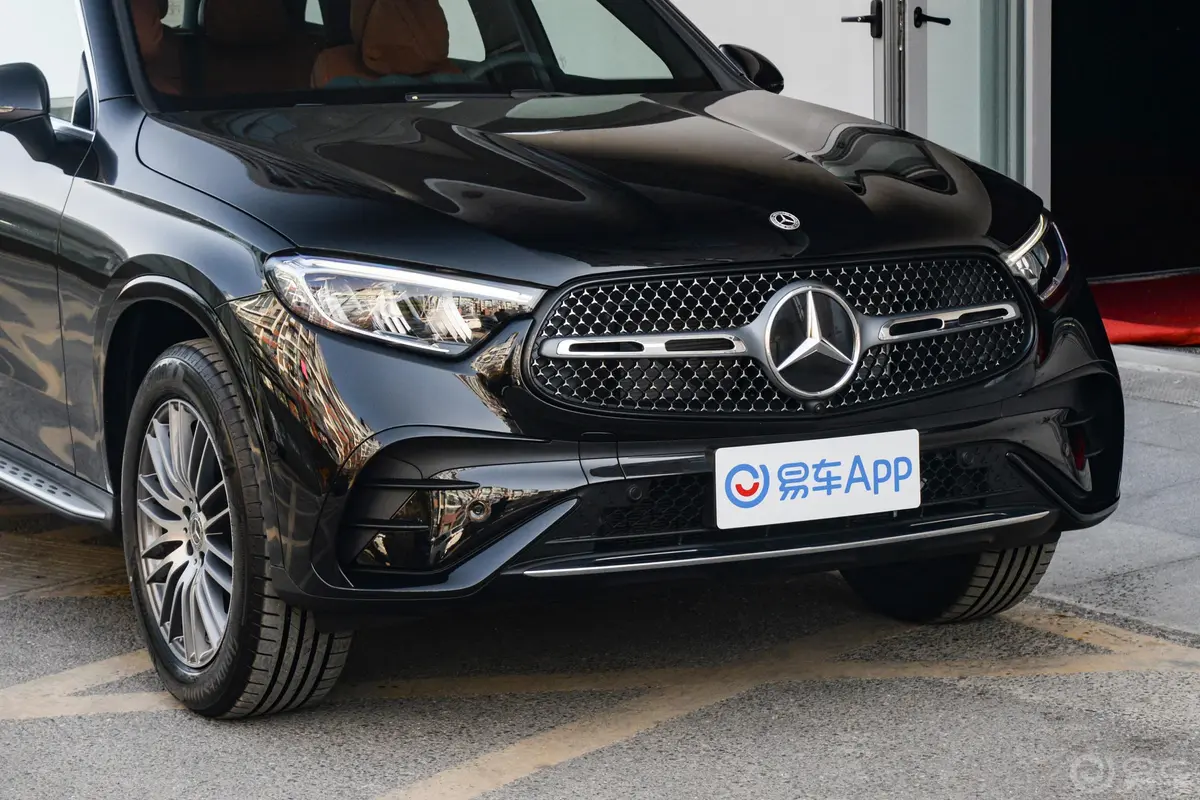 奔驰GLCGLC 300 L 4MATIC 动感型 7座前格栅侧俯拍