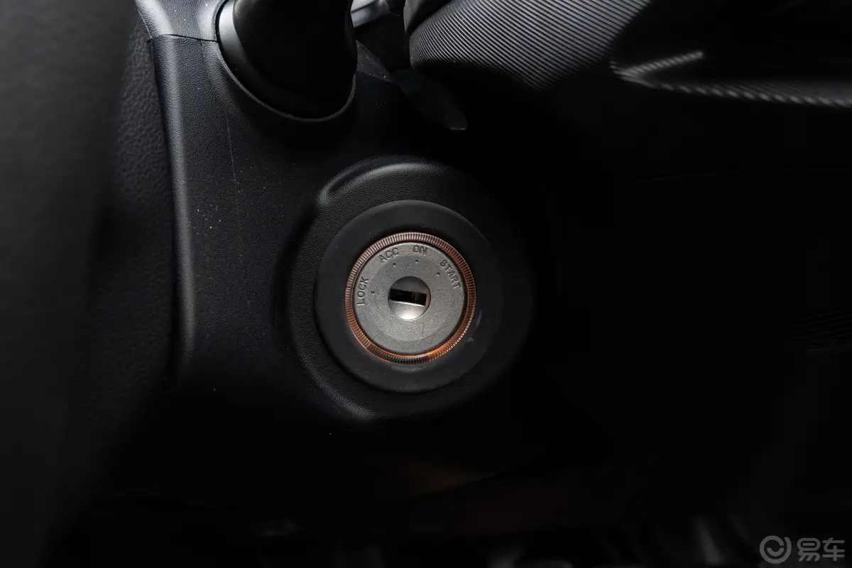 宝典2.5T 四驱长轴舒享版 柴油钥匙孔或一键启动按键