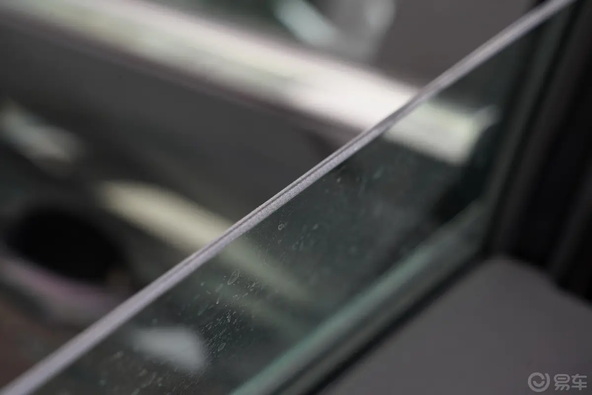 捷途X70 PLUS1.5T 双离合自强Pro 7座后排玻璃材质特写