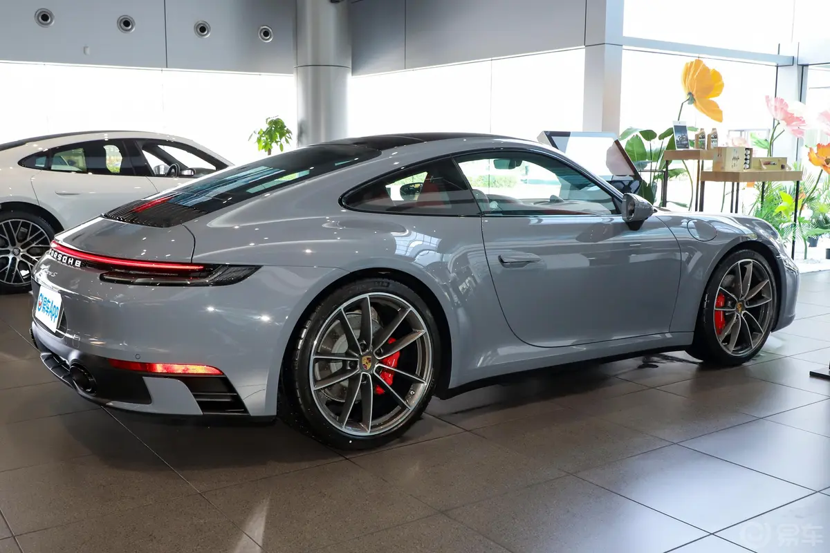 保时捷911Carrera S 3.0T正侧车头向右水平