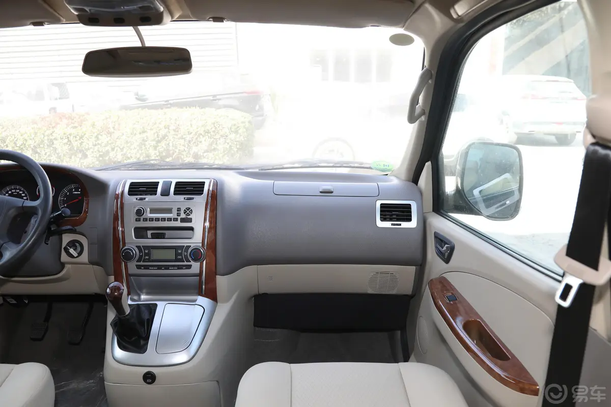 风景G52.0L 手动 明窗 专业版 5-9座 汽油副驾驶位区域