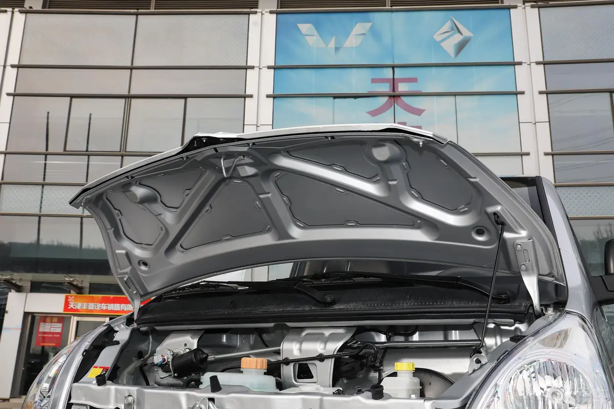 五菱荣光S1.5L 封窗基本型 2座发动机舱盖内侧