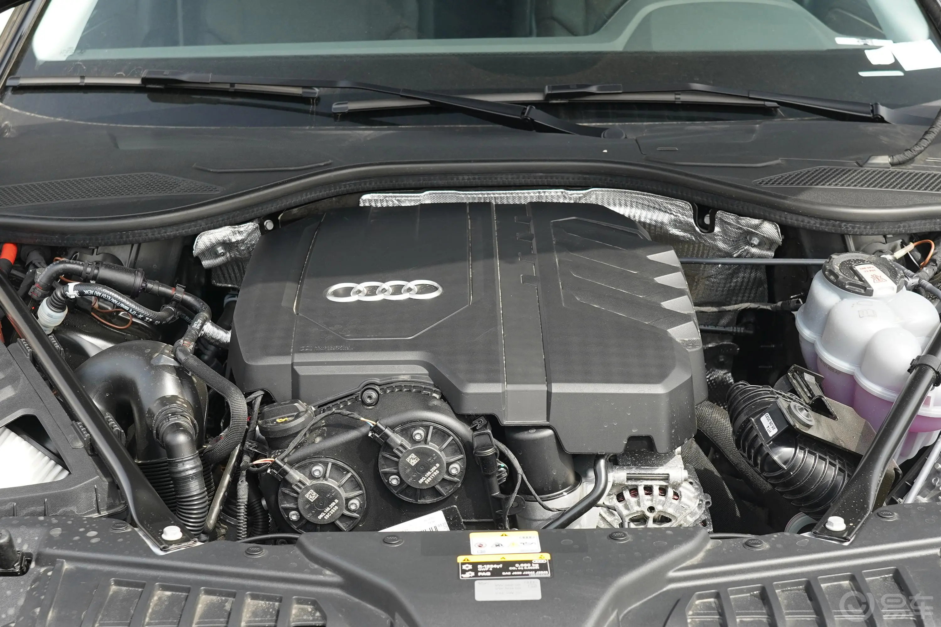 奥迪A8改款 A8L 45 TFSI quattro 豪华型发动机特写
