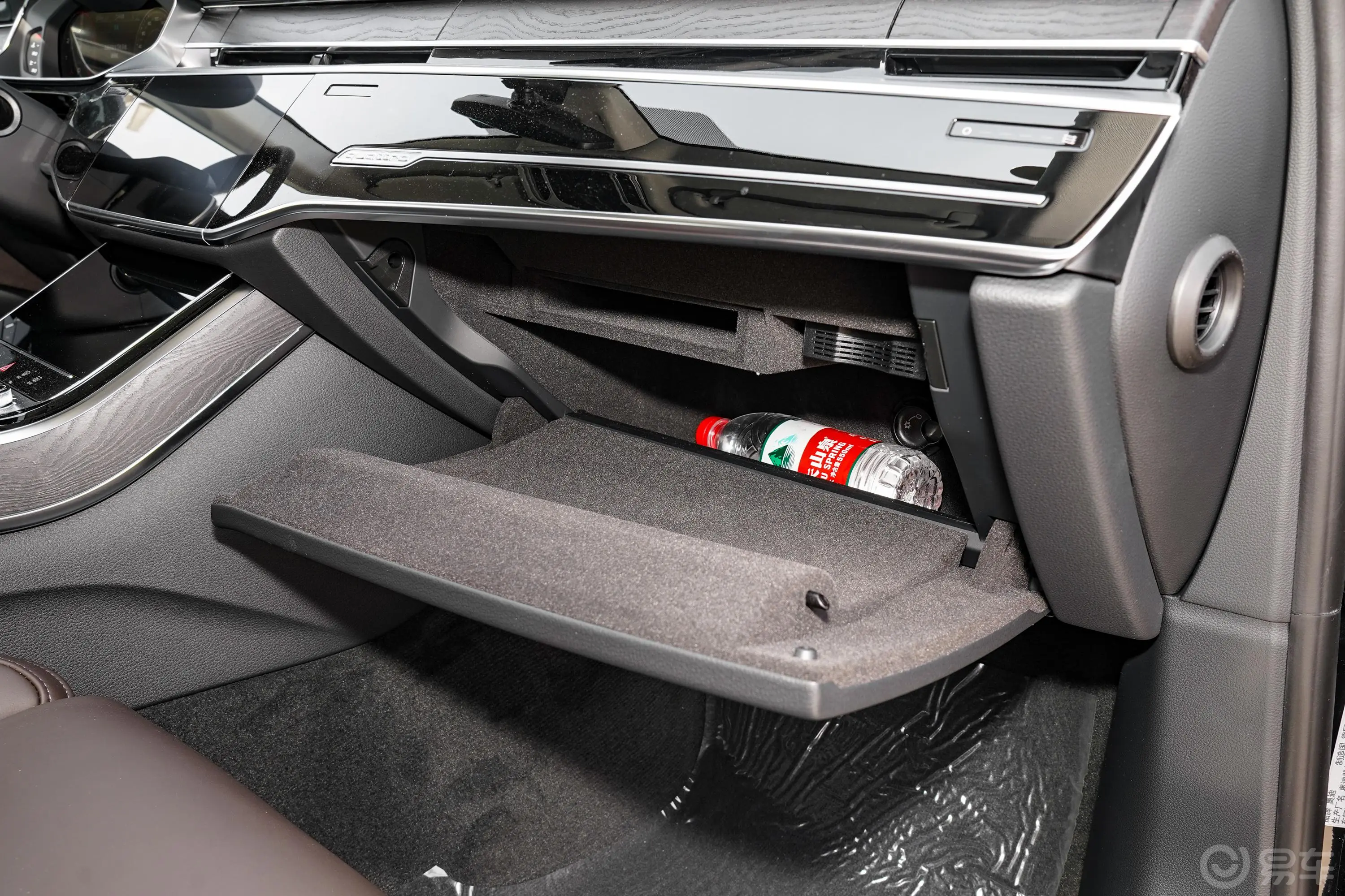 奥迪A8改款 A8L 45 TFSI quattro 豪华型手套箱空间水瓶横置