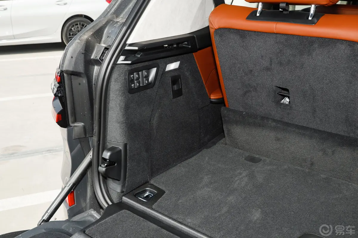 宝马X7xDrive40i 行政型 M运动套装后备厢