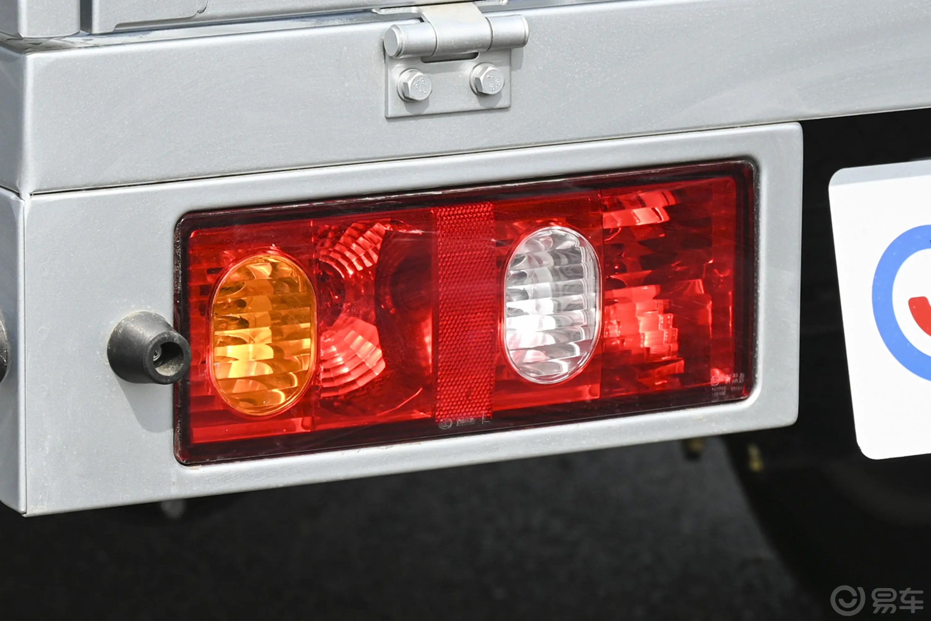 长安星卡1.5L 双排2.26米载货汽车舒适型尾灯侧45度俯拍