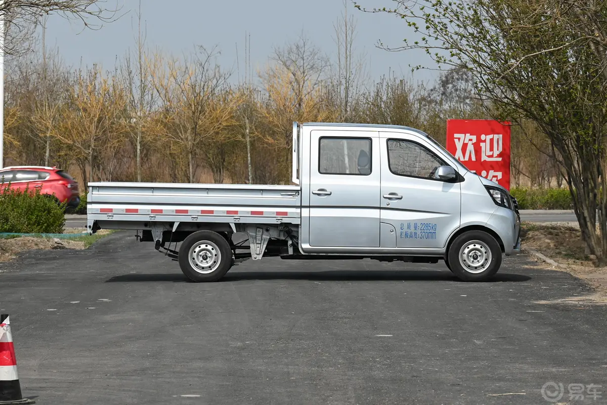 长安星卡1.5L 双排2.26米载货汽车舒适型正侧车头向右水平