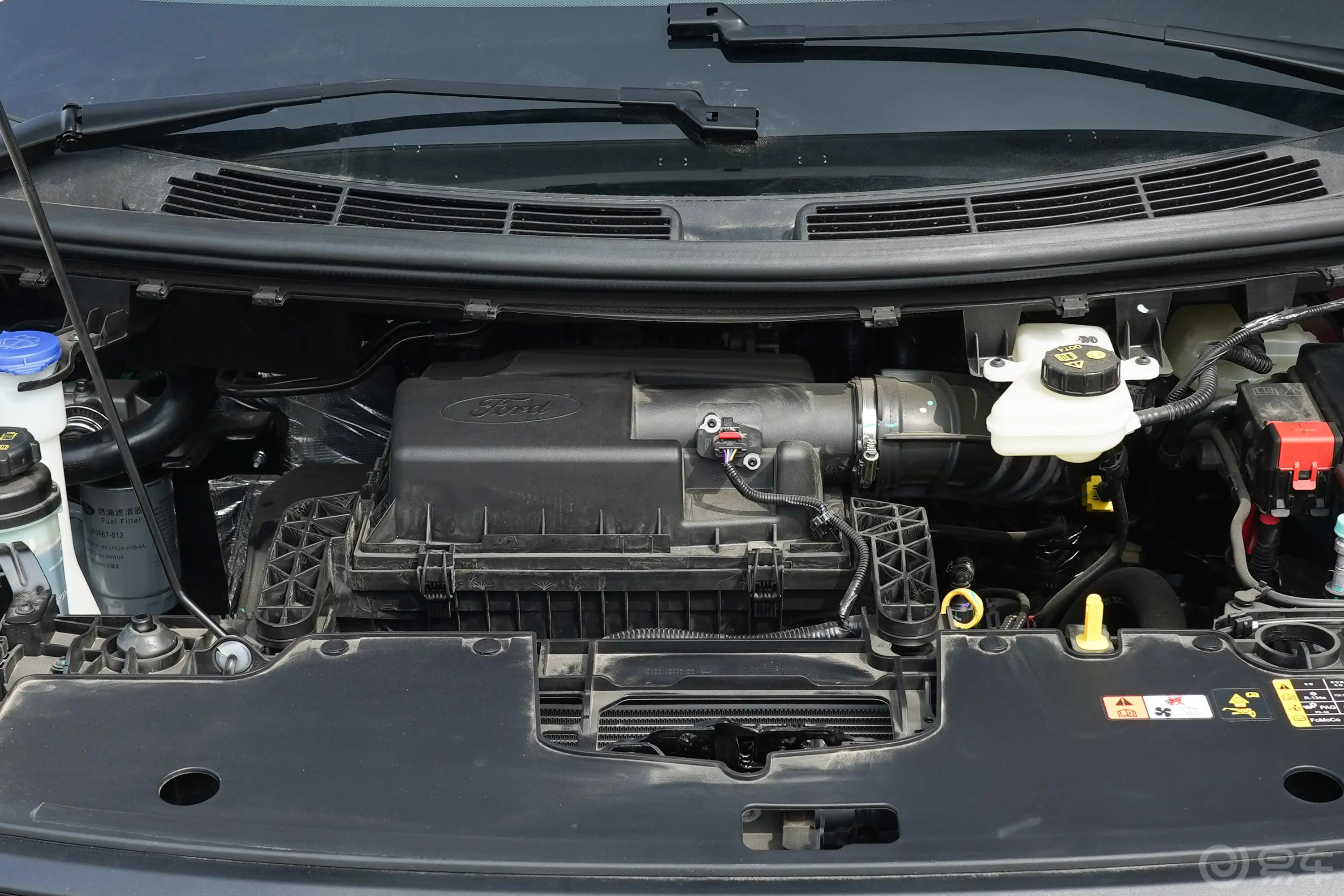 全顺2.0T 自动多功能商用车中轴低顶 5/6座 柴油发动机特写