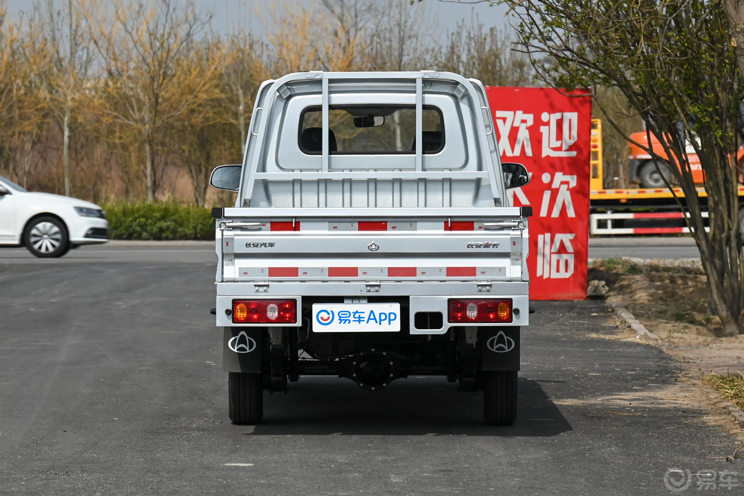 长安星卡1.5L 双排2.26米载货汽车舒适型正后水平
