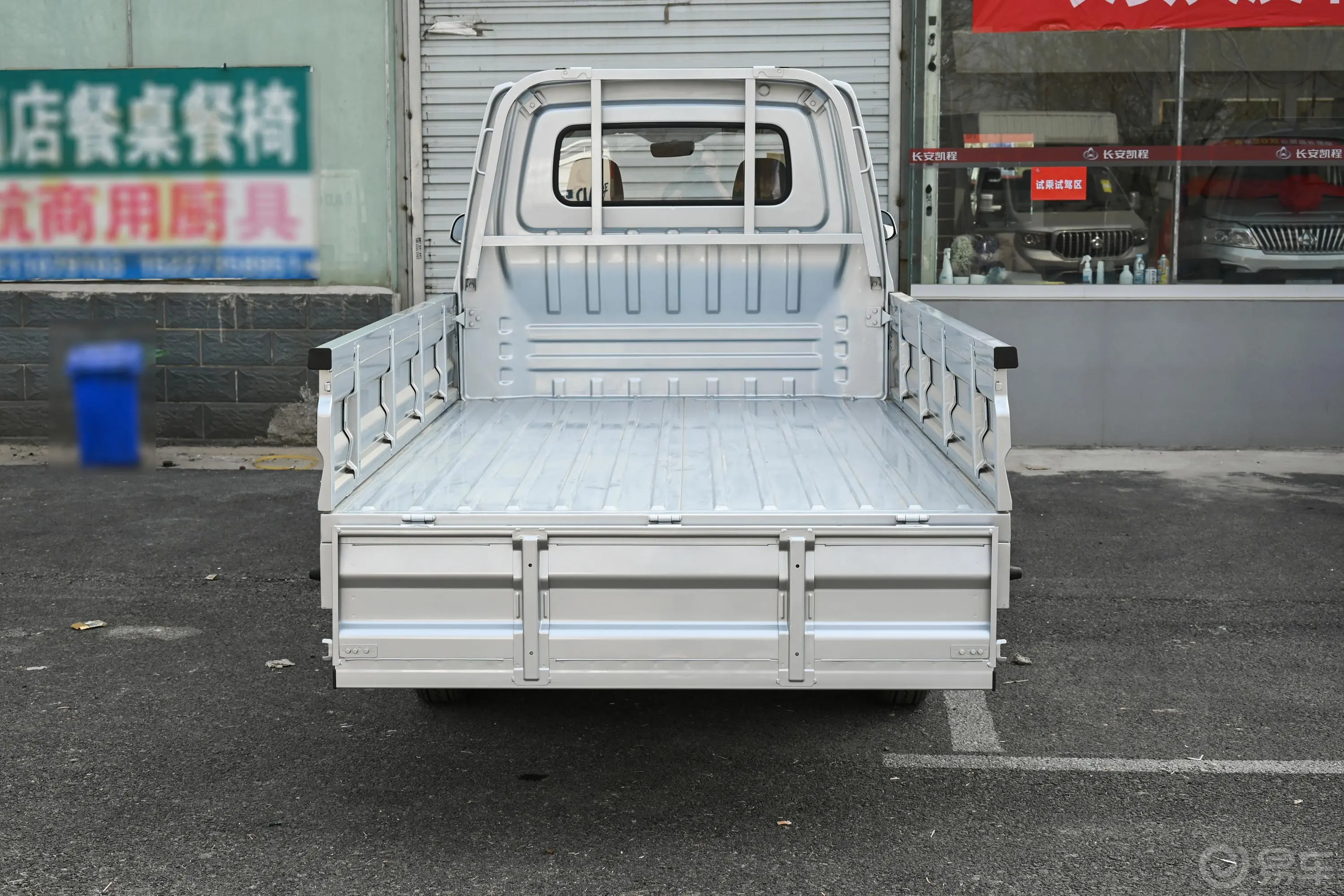 长安星卡1.5L 双排2.26米载货汽车舒适型后备厢