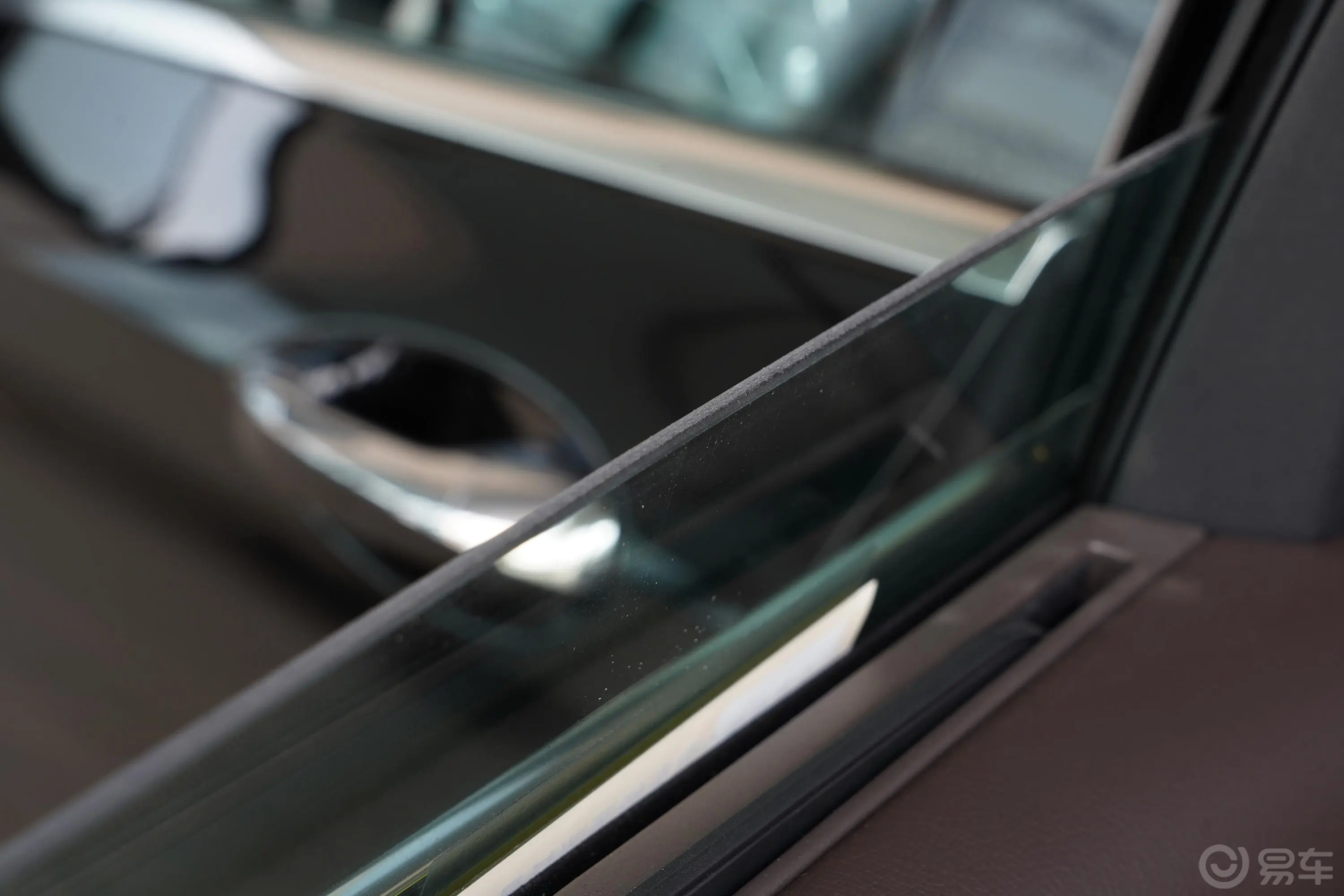 奔驰E级改款 E 300 L 豪华型后排玻璃材质特写
