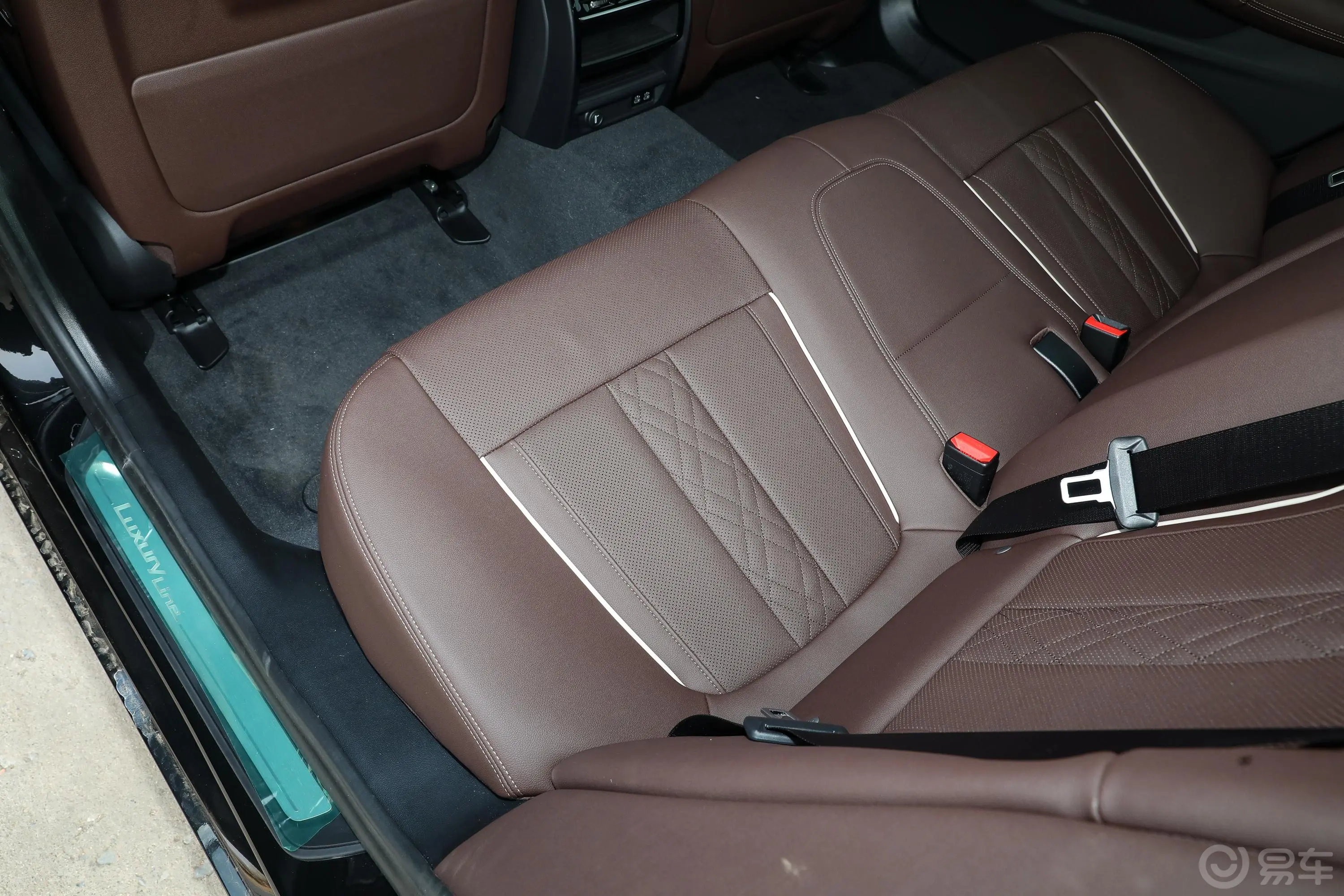 宝马5系530Li xDrive 豪华套装后排空间