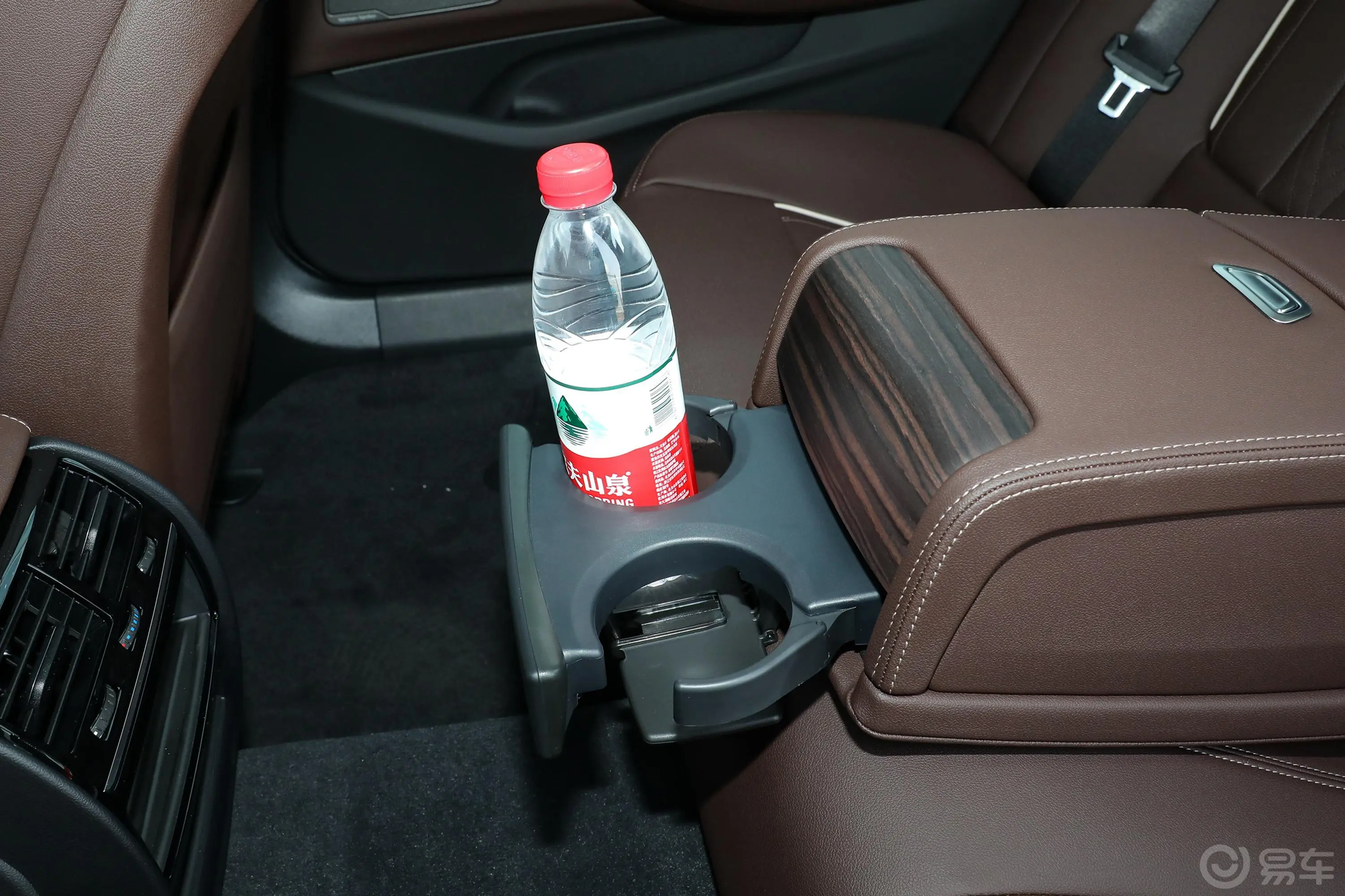 宝马5系530Li xDrive 豪华套装后排杯架