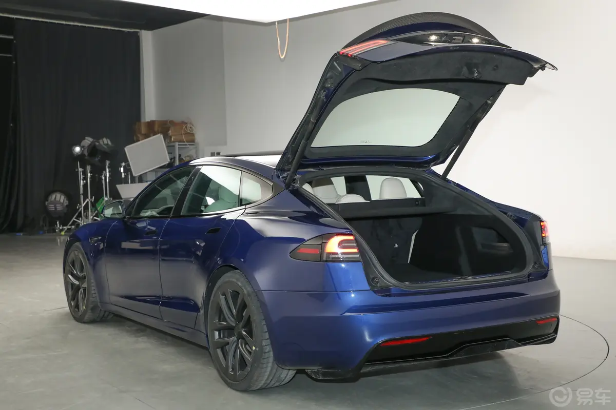 Model S672km Plaid版  三电机全轮驱动后备厢开启45度侧拍